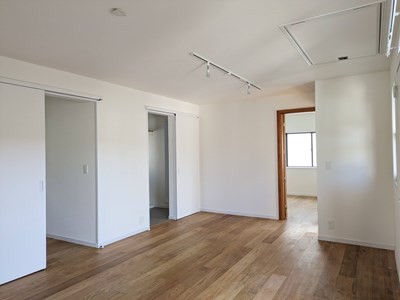 2階バルコニーを居室から眺めると部屋の明るさが伝わってきます