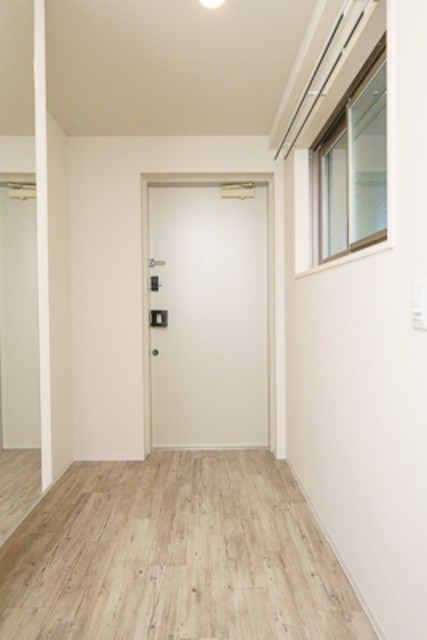 ※写真は同タイプ住戸です。(玄関)
