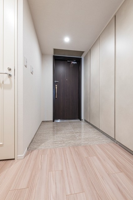 ※写真は同タイプ住戸です。(玄関)