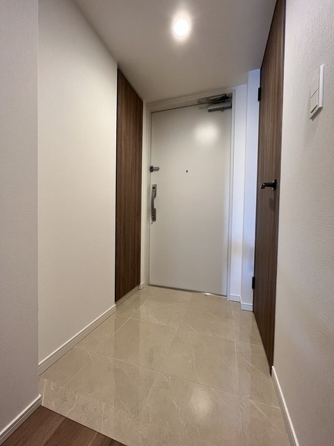 ※写真は同タイプ住戸です。(玄関)