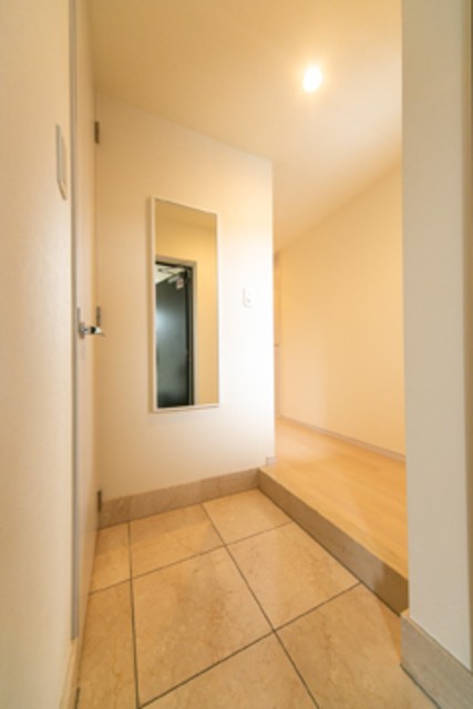 ※写真は同タイプ住戸です。(玄関)