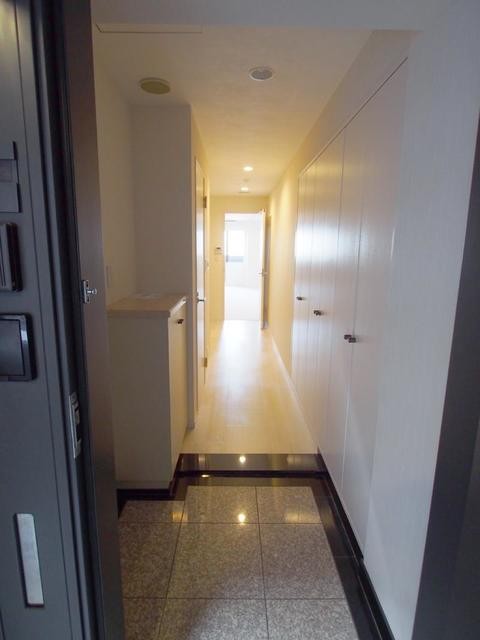 ※写真は同タイプ住戸です。(玄関)