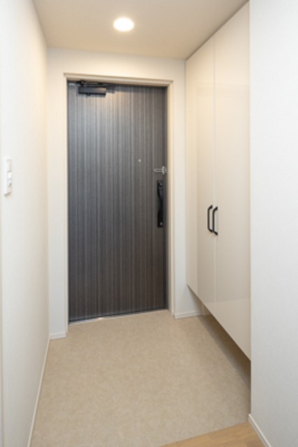※写真は同タイプ住戸です。(玄関)