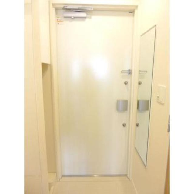 ※写真は同タイプ住戸です。(玄関)