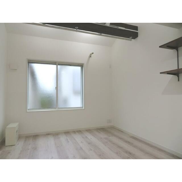 白い木目調のフローリングに、梁（はり）や飾り棚がアクセントになっています♪(居間)