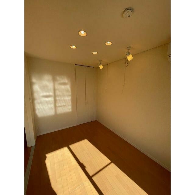 洋室5．4帖・収納スペース有り