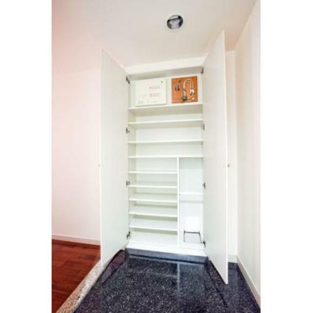 ※写真は同タイプ住戸です。(玄関)