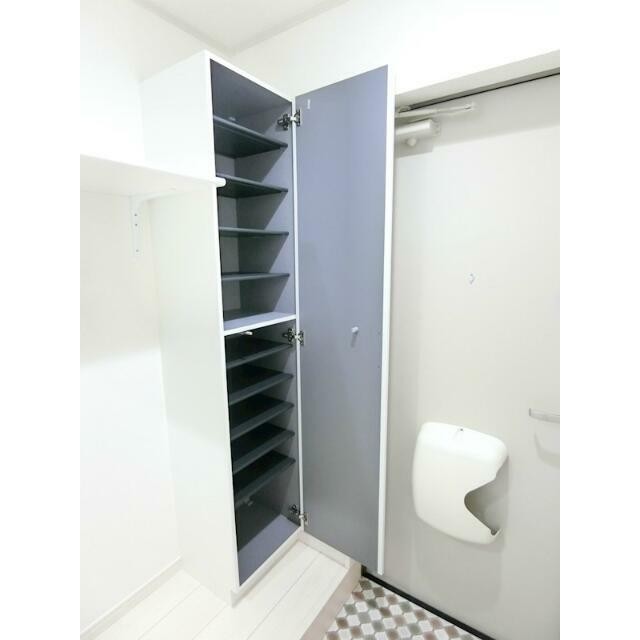 シューズボックスは棚の高さが調節可能でブーツも入ります！(玄関)