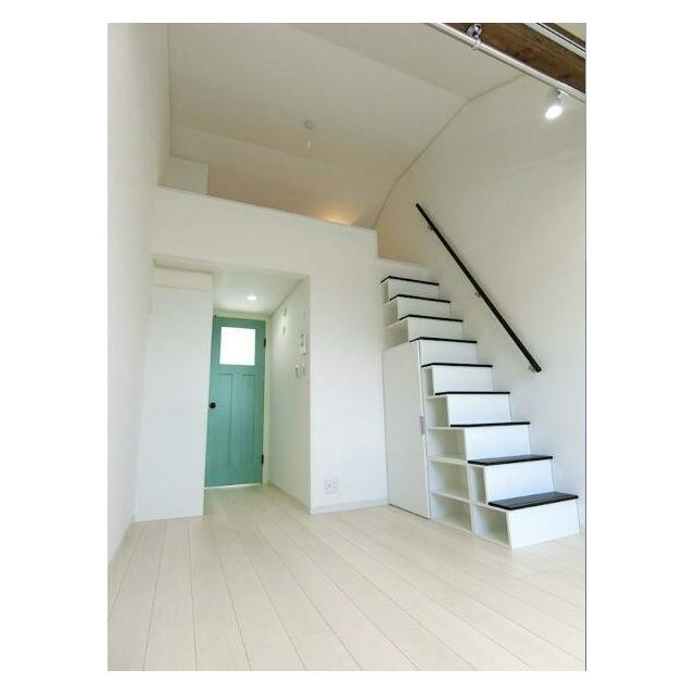 白が基調の明るい室内に、梁（はり）や輸入ドアがアクセントでお洒落です♪