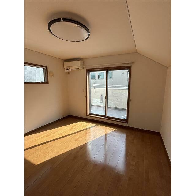 2F洋室8帖(居間)