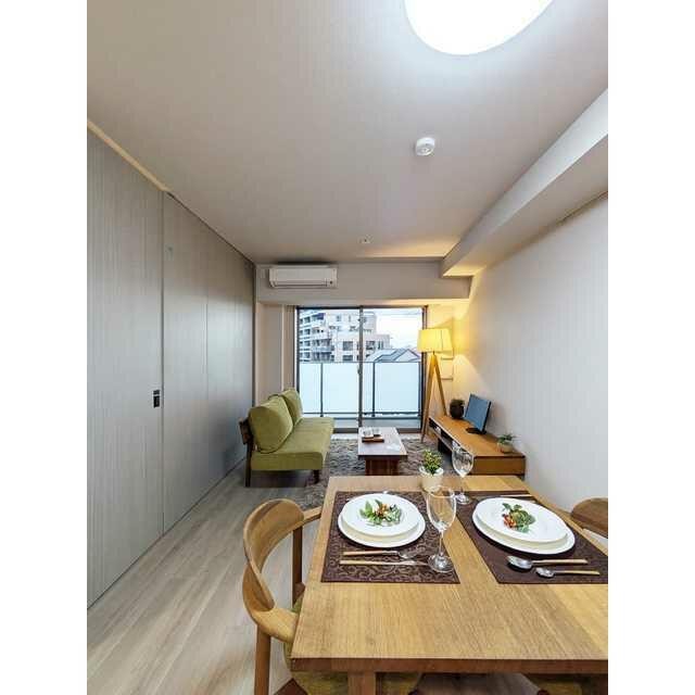 【家具/調度品に関しては配置例を示したものであり、実際の賃貸には含まれません】(居間)