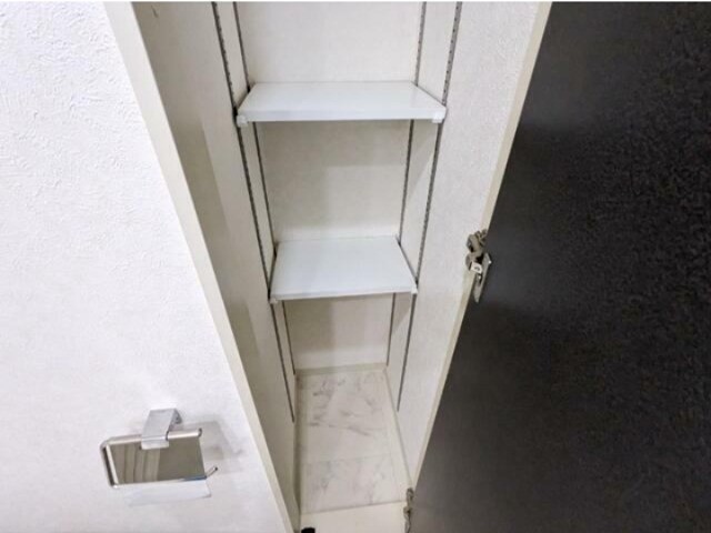 トイレ脇収納(内装)