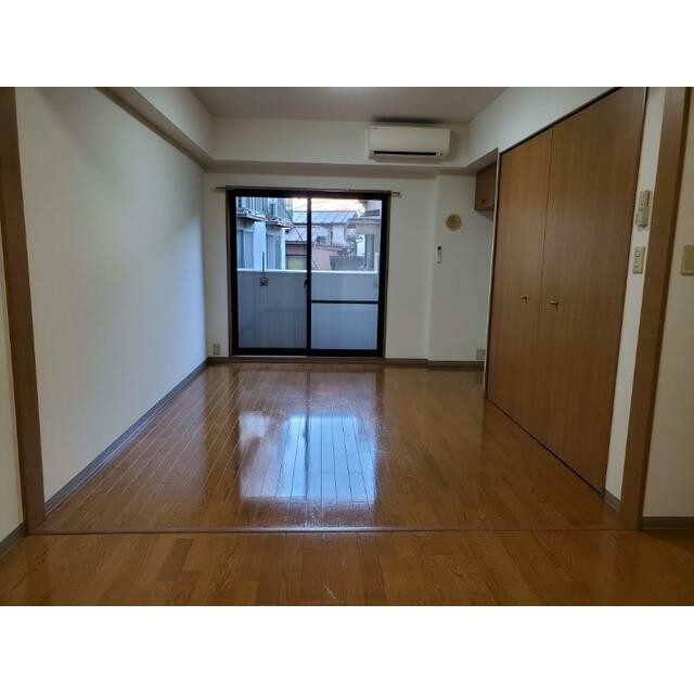 洋室約8帖(居間)