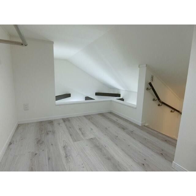 階段で上がれるロフトは、大型収納や寝室として活躍しそうです！