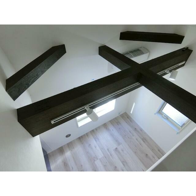 梁（はり）やスポット照明が個性的なお部屋を演出しています♪