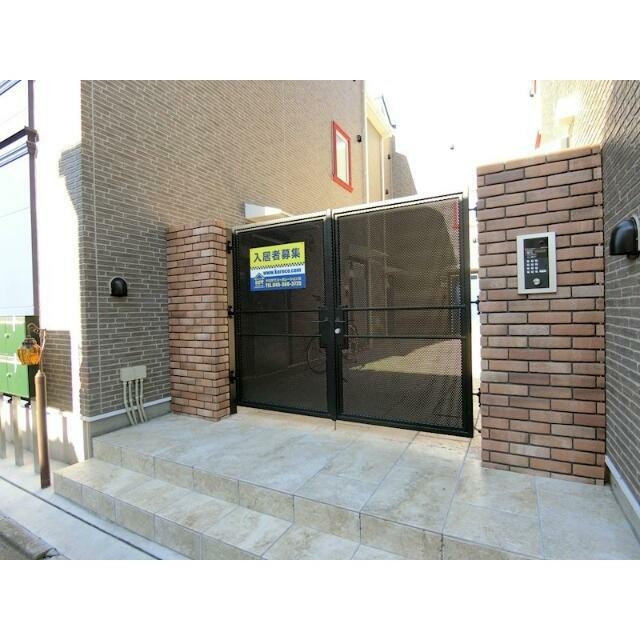 オートロックもオシャレな造りです！(その他建物画像)