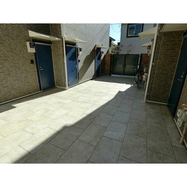 エントランスも広々で自転車も置けそうです！