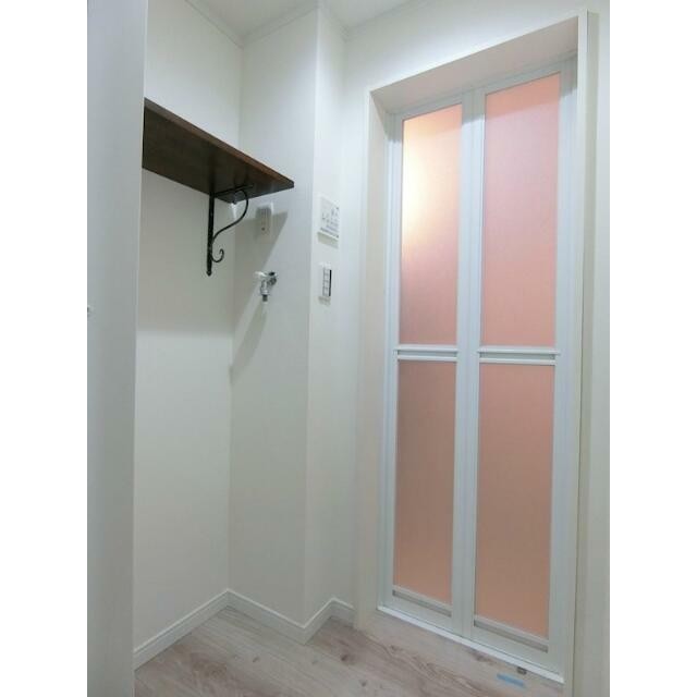 脱衣スペースの洗濯機置き場はオシャレな棚つき♪