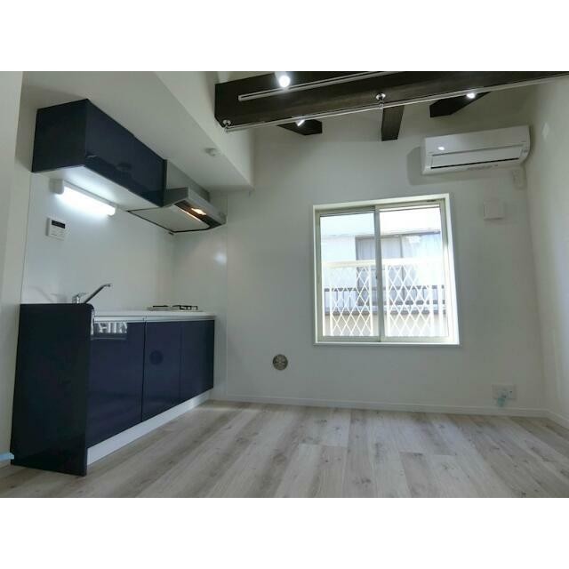 梁（はり）のある吹抜けとキッチンカラーがアクセントです♪(居間)