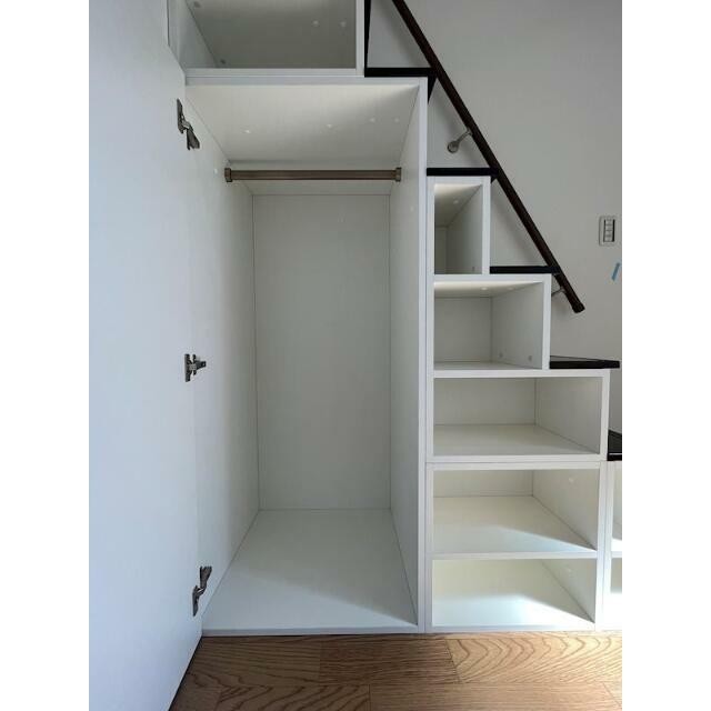 ロフトへは階段で楽々上り下り♪側面はオシャレな収納になっています！(内装)