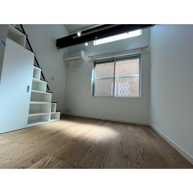 天井が高く開放感があります！(居間)