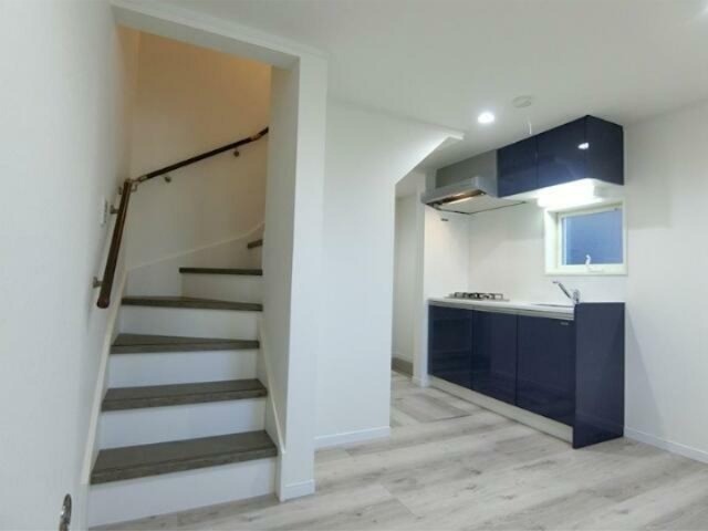 吹き抜けで天井が高いです！ロフトへも階段で上がれます♪