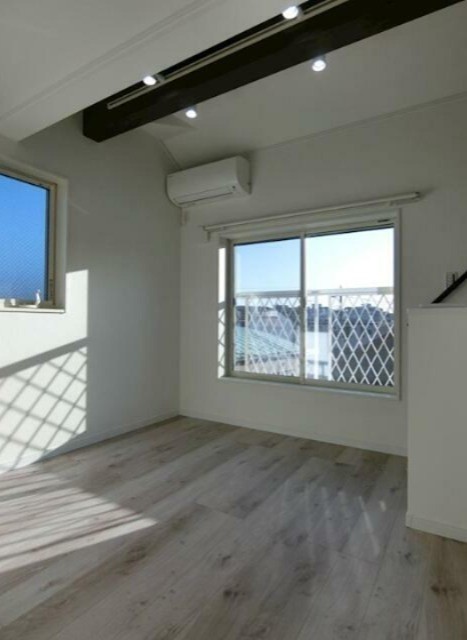 白い木目調のフローリングに、梁（はり）や飾り棚がアクセントになっています♪(居間)