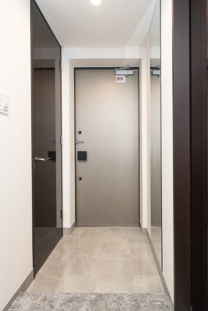 ※写真は同タイプ住戸です。(玄関)