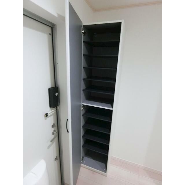 シューズボックスは棚の高さが調節可能でブーツも置けます！室内洗濯機置き場は嬉しい棚付き！(玄関)