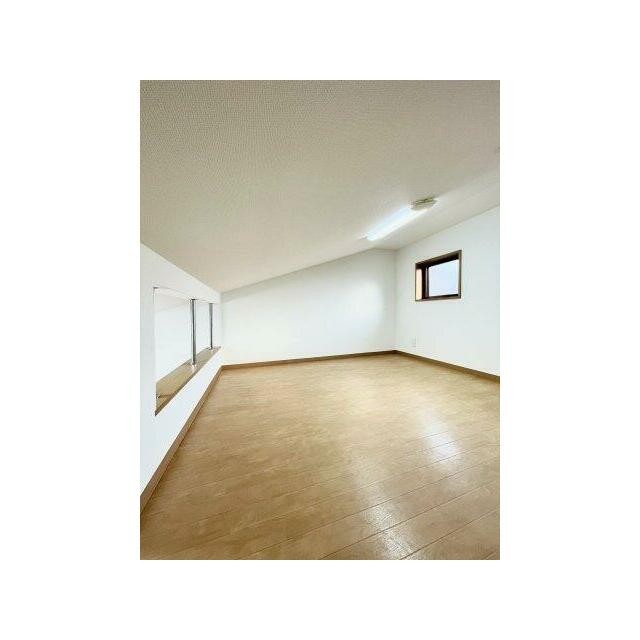 窓付きの広々としたロフト！