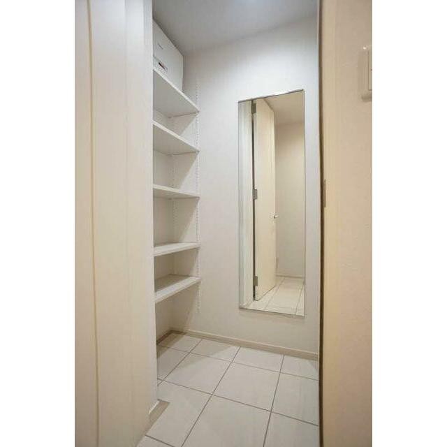 玄関収納は大容量のシューズクロークです。