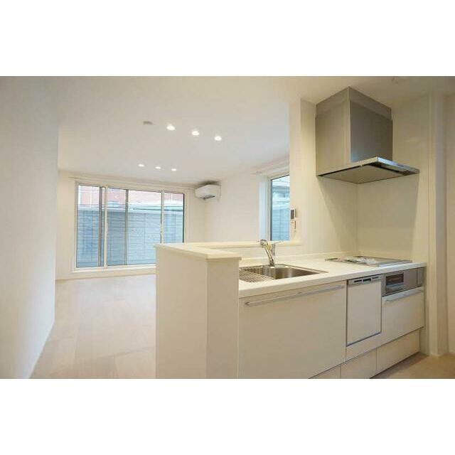 リビングは対面キッチン仕様です。開口部も大きく、開放的な印象です。