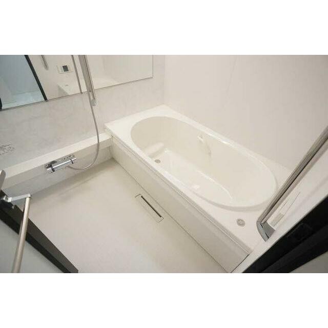 ゆとりある浴槽、大きな鏡が印象的な浴室です。お風呂は追い焚き機能付き、浴室乾燥機設置済みです。(風呂)