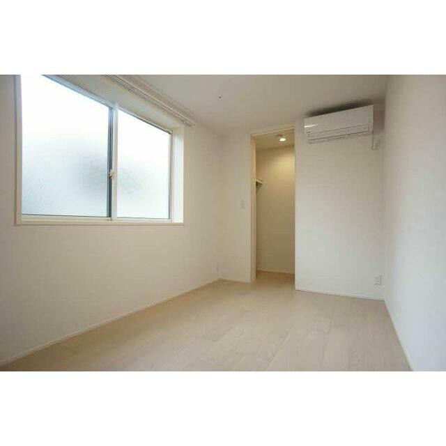 洋室の様子です。エアコン設置済みです。収納はウォークインクローゼットです。