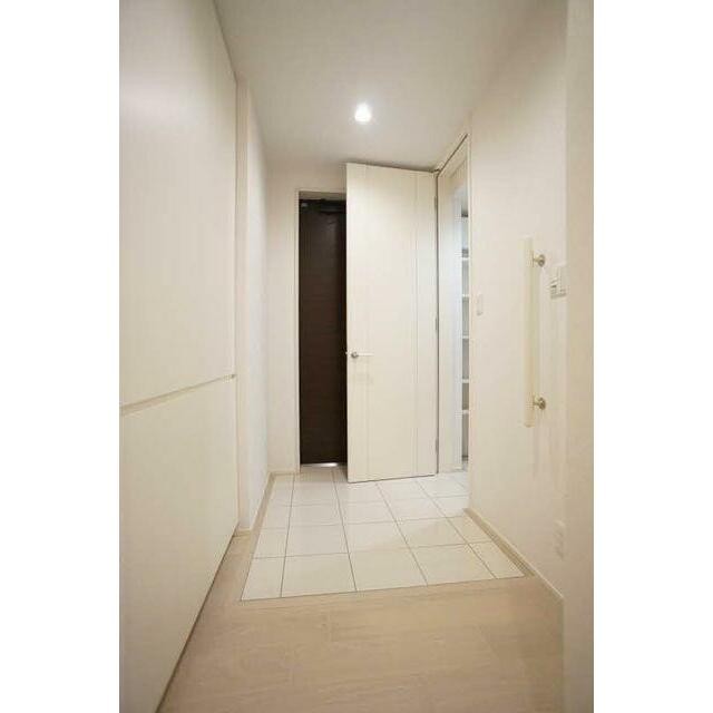 玄関の様子です。広いスペースを確保しており、高級感もあります。(玄関)