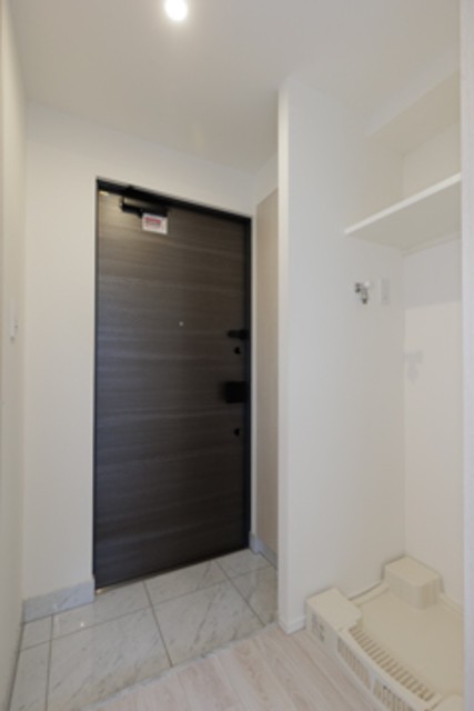 ※写真は同タイプ住戸です。(玄関)