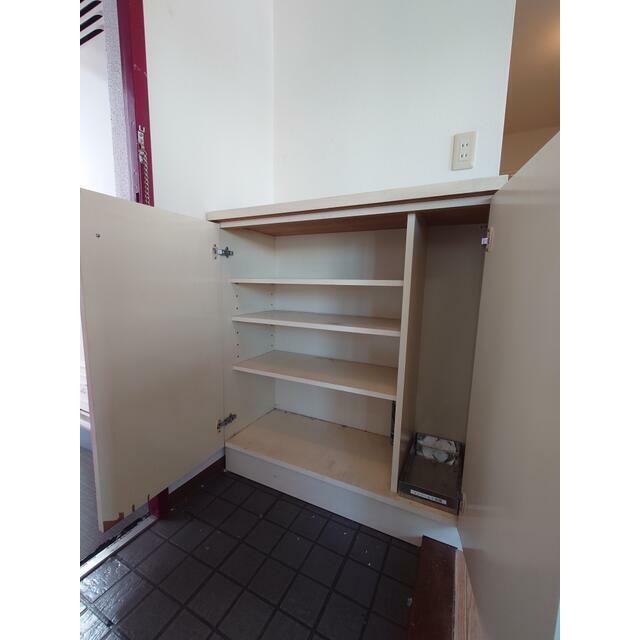 ※掲載の室内画像は、リフォーム前の画像です。予めご了承ください。(玄関)