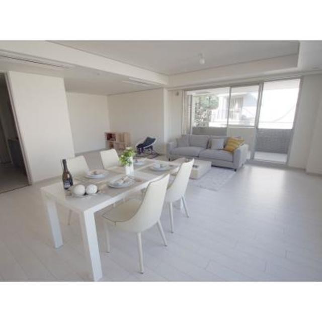 ※写真は同タイプ住戸です。(居間)