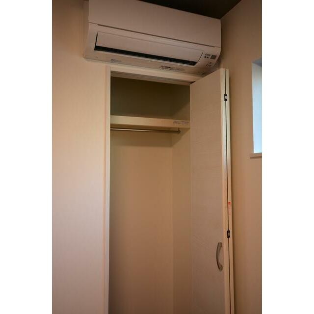 ハンガーラック設置の為、お洋服をかけられます◎(内装)