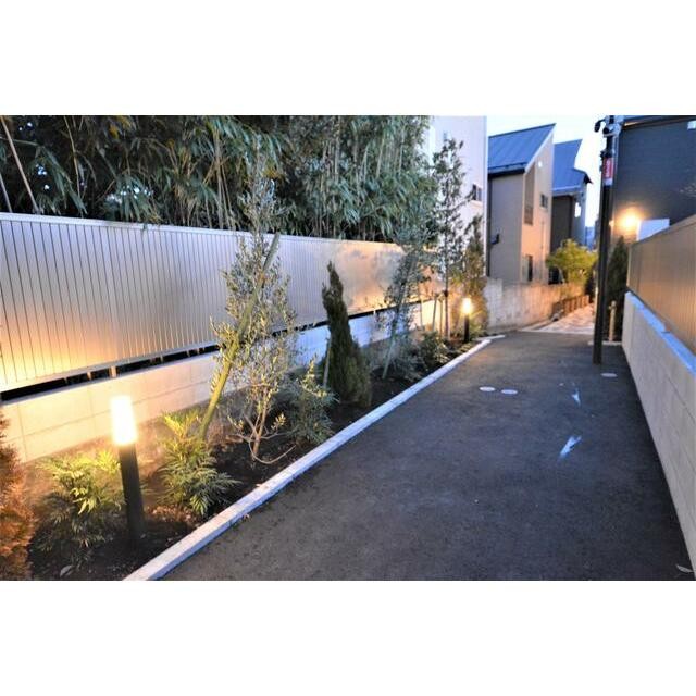 植栽内の照明で玄関まで優しく導いてくれます♪(その他建物画像)