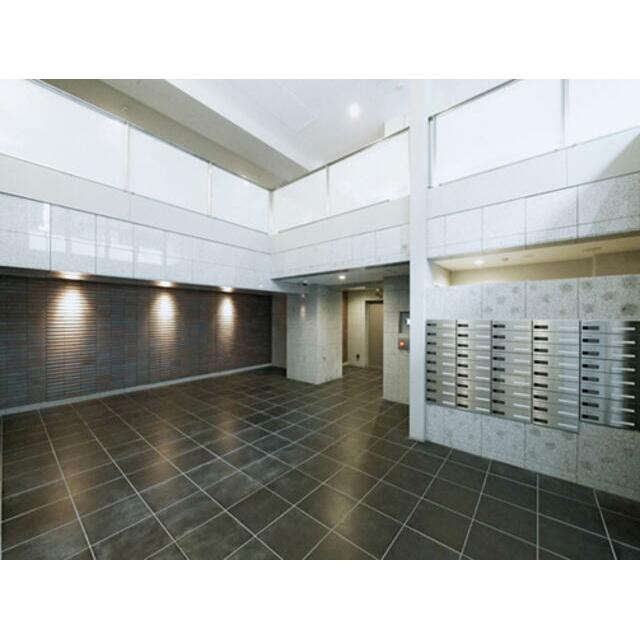 吹き抜けのある、ゆったりしたエントランス