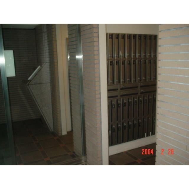 オートロックの外から入れてオートロックの中で受け取れる集合郵便受け