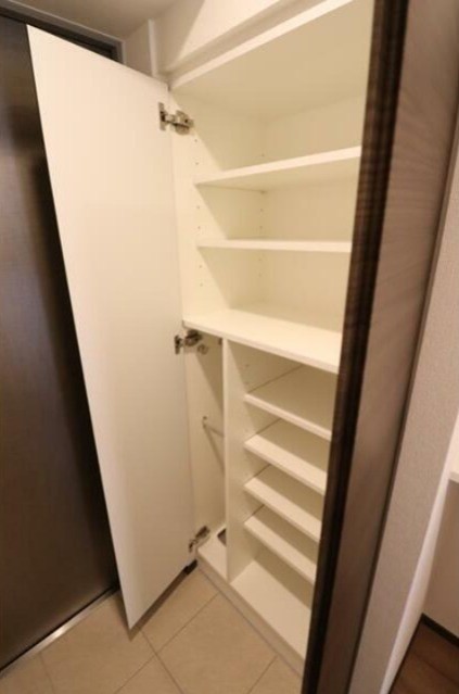 ※別号室のため室内フローリング等配色が異なります。