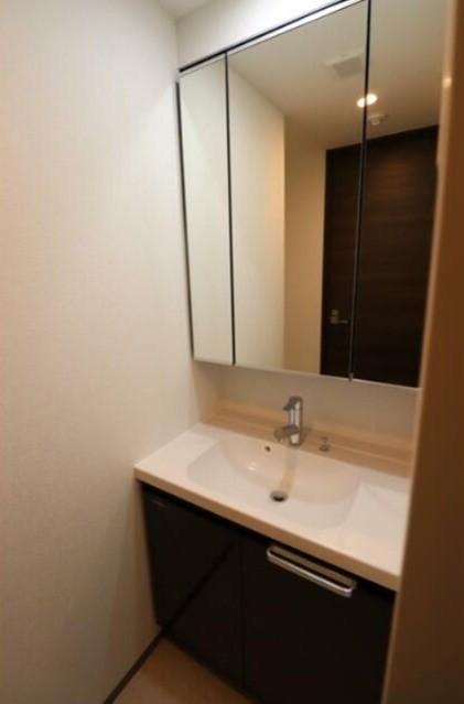 ※別号室のため室内フローリング等配色が異なります。(内装)