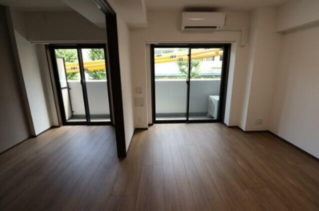 ※別号室のため室内フローリング等配色が異なります。