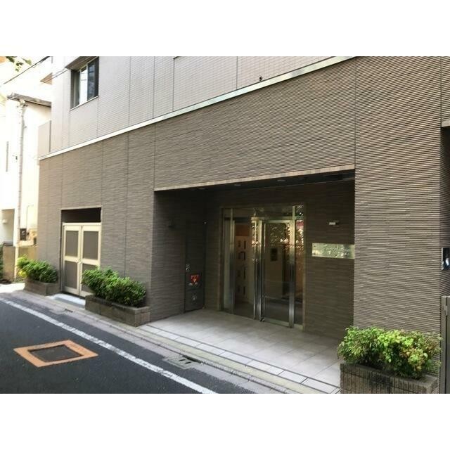 左側には有料バイク置場と屋内ゴミ置き場あり(その他建物画像)