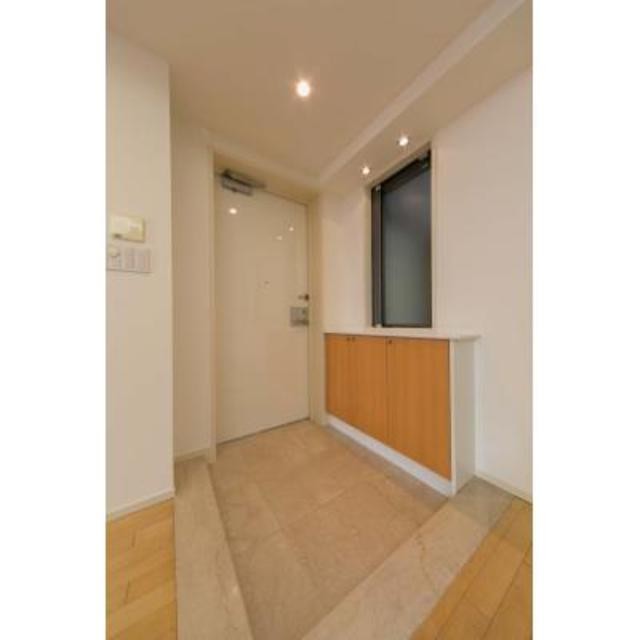 ※写真は同タイプ住戸です。(玄関)