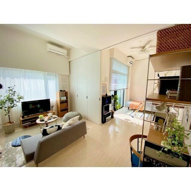 設置されているモデル家具については、契約開始前に撤去いたします。(居間)