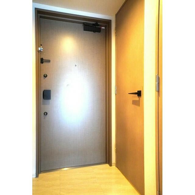 ※写真は同タイプ住戸です。(玄関)