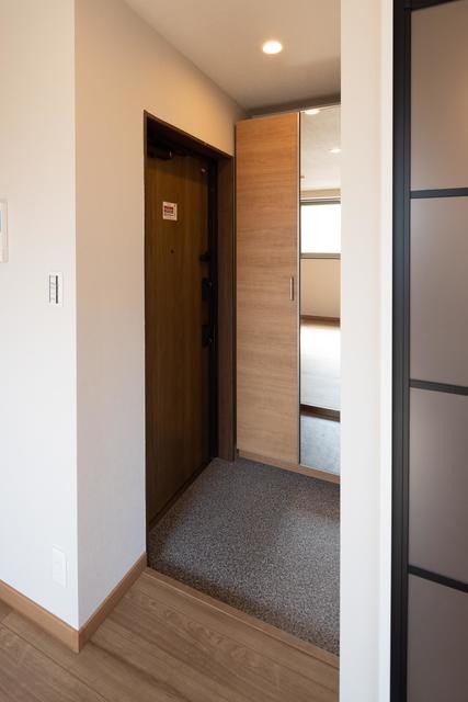 ※写真は同タイプ住戸です。(玄関)